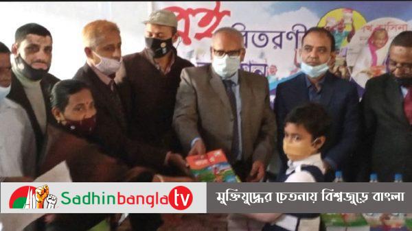 জগন্নাথপুরে মডেল সরকারি প্রাথমিক বিদ্যালয় শিক্ষার্থীদের হাতে নতুন বই