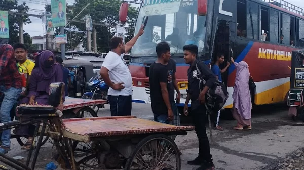 ঈদের ছুটির আটদিন পরও বাস ভাড়ায় ‘রীতিমতো ডাকাতি’ sadhinbanglatv