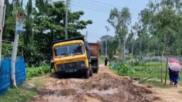 জগন্নাথপুরে সড়কের বেহাল দশা দুর্ভোগের শেষ নেই এলাকাবাসীর