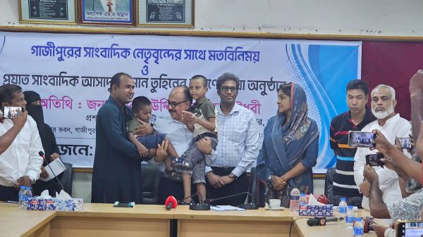 কাঁদলেন প্রশাসক, সান্ত্বনা দিলেন তুহিনের পরিবারকে