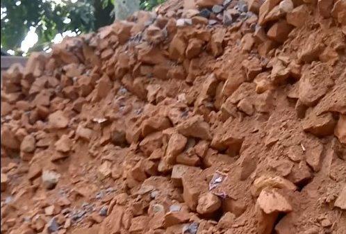 দীর্ঘ প্রতীক্ষিত রাস্তার কাজে নিম্নমানের সামগ্রী; প্রশংসিত উদ্যোগ ঘিরে জনমনে তীব্র ক্ষোভ।